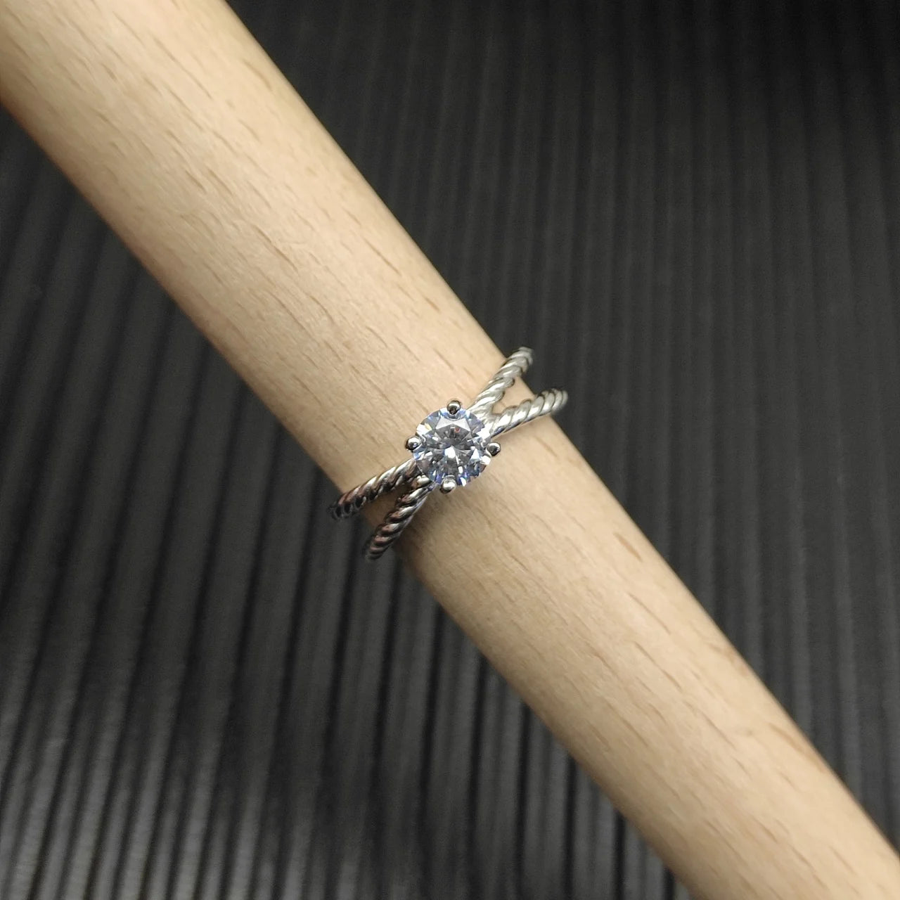 2025 New High Quality DY Elegant Crystal Ring Smooth Finish Christmas Gift High Quality Jewelry Fashion Accessory