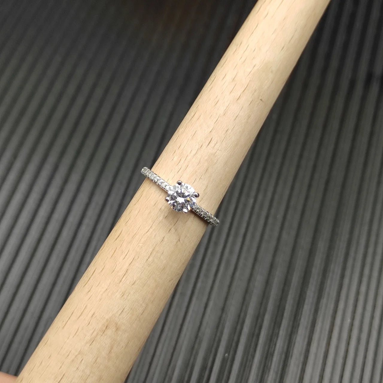 2025 New High Quality DY Elegant Crystal Ring Smooth Finish Christmas Gift High Quality Jewelry Fashion Accessory