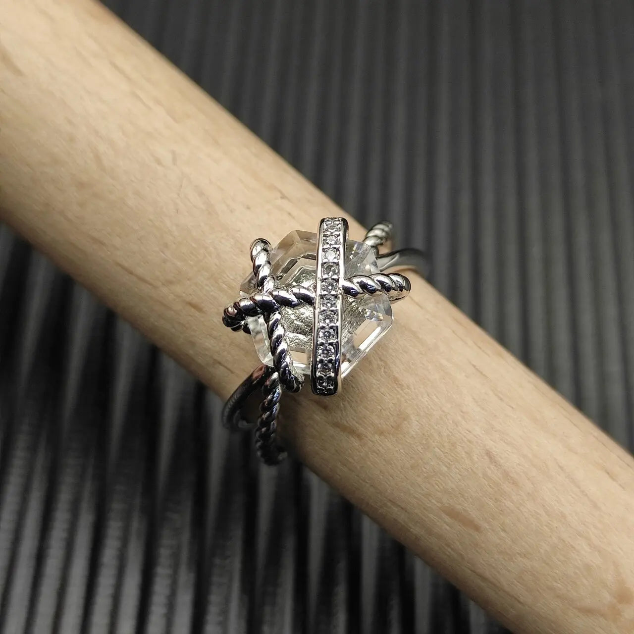 2025 New High Quality DY Elegant Crystal Ring Smooth Finish Christmas Gift High Quality Jewelry Fashion Accessory